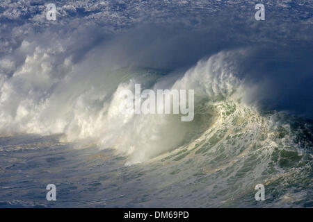 Déc 15, 2004 ; Waimea Bay, HI, USA ; Shorebreak à Waimea avant le début de la Quiksilver Eddie Aikau Big Wave Invitational contest. Banque D'Images