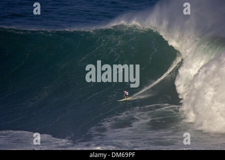 Déc 15, 2004 ; Waimea Bay, HI, USA ; Hawaiian JOHNNY BOY GOMES au Quiksilver Eddie Aikau Big Wave Invitational contest. Banque D'Images