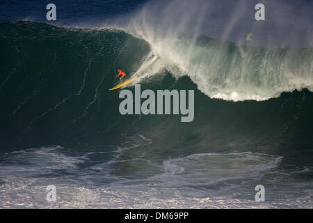 Déc 15, 2004 ; Waimea Bay, HI, USA ; Hawaiian JOHHNY BOY GOMES au Quiksilver Eddie Aikau Big Wave Invitational contest. Banque D'Images