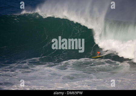 Déc 15, 2004 ; Waimea Bay, HI, USA ; Hawaiian CLYDE AIKAU au Quiksilver Eddie Aikau Big Wave Invitational contest. Banque D'Images