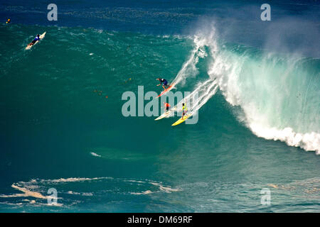Déc 16, 2004 ; Waimea Bay, HI, USA ; (LtoR) ROSS WILLIAMS, Kelly Slater et BRUCE IRONS vainqueur du drop dans d'immenses côte à côte au Quiksilver Eddie Aikau Big Wave Invitational contest. Banque D'Images