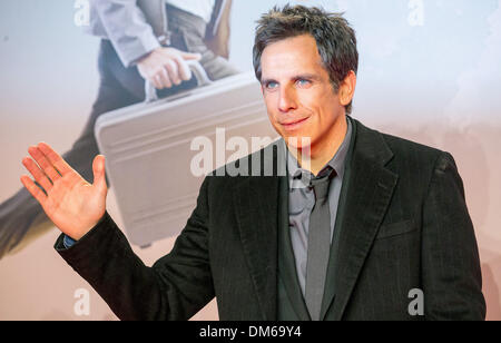 Berlin, Allemagne. Dec 11, 2013. L'acteur Ben Stiller pose sur le tapis rouge pour la première allemande du film 'La vie secrète de Walter Mitty' à Zoopalast à Berlin, Allemagne, 11 décembre 2013. Le film s'ouvre dans les salles allemandes le 01 janvier 2014. Photo : HANNIBAL/dpa/Alamy Live News Banque D'Images