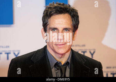 Berlin, Allemagne. Dec 11, 2013. L'acteur Ben Stiller pose sur le tapis rouge pour la première allemande du film 'La vie secrète de Walter Mitty' à Zoopalast à Berlin, Allemagne, 11 décembre 2013. Le film s'ouvre dans les salles allemandes le 01 janvier 2014. Photo : HANNIBAL/dpa/Alamy Live News Banque D'Images