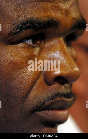 Déc 18, 2004 ; Los Angeles, CA, USA ; GLEN JOHNSON bat Antonio Tarver pour le light Heavyweight Championship dans une décision partagée après 12 rounds de boxe qui a eu lieu au Staples Center. Banque D'Images