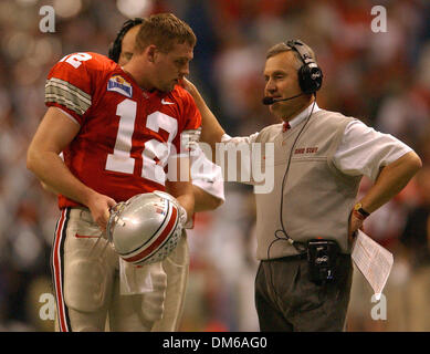 Déc 29, 2004 ; San Antonio, TX, USA ; NCAA Football - l'entraîneur-chef de l'état de l'Ohio Jim Tressel entretiens avec son QB Justin Zwick (12) au cours de l'année 2004 MasterCard au Bol d'Alamo Alamo dome à San Antonio. Banque D'Images