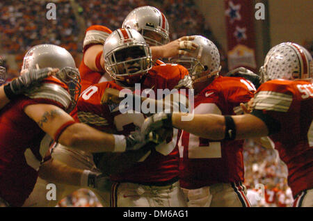 Déc 29, 2004 ; San Antonio, TX, USA ; NCAA Football- Ohio State's Lydell Ross (30) est félicité après avoir marqué leur deuxième touchdown durant la MasterCard 2004 Alamo Bowl à l'Alamo dome à San Antonio. Banque D'Images