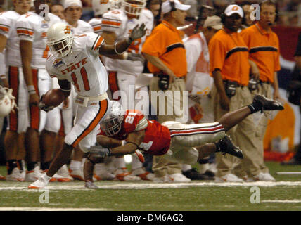 Déc 29, 2004 ; San Antonio, TX, USA ; NCAA Football - Ohio State's Nate Salley (21) plonge pour attraper l'Oklahoma State's Prentiss Elliott (11) au cours de l'Alamo Bowl 2004 MasterCard à l'Alamo dome à San Antonio. Banque D'Images