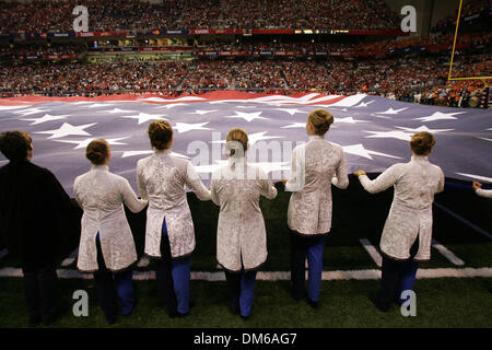 Déc 29, 2004 ; San Antonio, TX, USA ; NCAA Football - un champ-taille US Drapeau est déployé au cours de l'Alamo Bowl 2004 MasterCard à l'Alamo dome à San Antonio. Banque D'Images