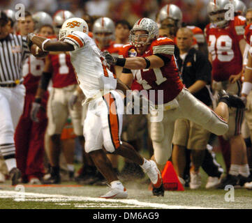 Déc 29, 2004 ; San Antonio, TX, USA ; NCAA Football - Oklahoma State's Prentiss Elliott (11) est présenté par l'état de l'Ohio, A.J. Au cours de l'Hawk 2004 MasterCard Alamo Bowl à l'Alamo dome à San Antonio. Banque D'Images