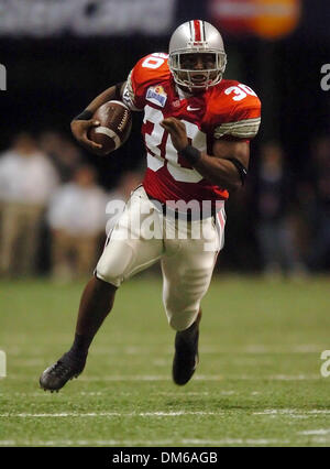 Déc 29, 2004 ; San Antonio, TX, USA ; NCAA Football - running back de l'état de l'Ohio Lydell Ross arrondit le coin avec le champ ouvert de l'avant au cours de l'Alamo Bowl 2004 MasterCard à l'Alamo dome à San Antonio. Banque D'Images