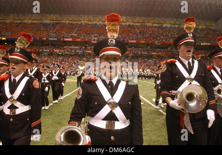 Déc 29, 2004 ; San Antonio, TX, USA ; NCAA Football - Ohio State's band membres chante leur lutte chanson avec les autres membres du groupe avant le début de l'Alamo Bowl 2004 MasterCard à l'Alamo dome à San Antonio. Banque D'Images