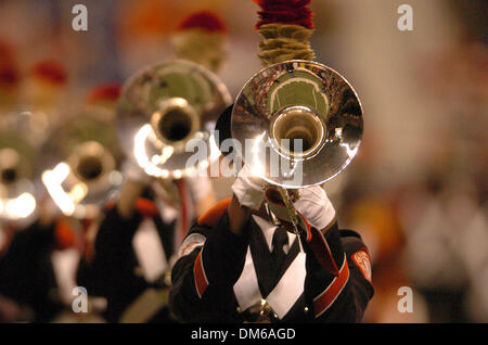 Déc 29, 2004 ; San Antonio, TX, USA ; NCAA Football - Ohio State band joue avant le début de l'Alamo Bowl 2004 MasterCard à l'Alamo dome à San Antonio. Banque D'Images