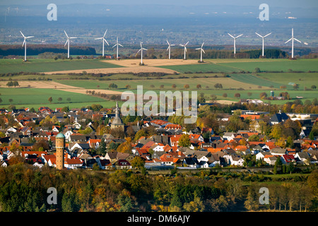 Ville de Rüthen avec wind power station sur Soester Haarstrang Ridge, région du Sauerland, Rhénanie du Nord-Westphalie, Allemagne Banque D'Images