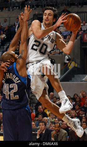 Jan 14, 2005 ; San Antonio, TX, USA ; Manu Ginobili des Spurs passe autour de Mavericks' Jerry Stackhouse Vendredi 14 janvier 2005, à la SBC Center. Les Spurs remportent 98-95. Banque D'Images