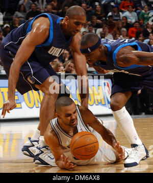 Jan 14, 2005 ; San Antonio, TX, USA ; des Spurs Tony Parker hits le plancher tout en passant pour une balle lâche entre Mavericks' Calvin Booth(à gauche) et Jason Terry Vendredi 14 janvier 2005, à la SBC Center. Banque D'Images