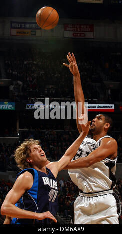 Jan 14, 2005 ; San Antonio, TX, USA ; des Spurs Tim Duncan tire sur des Mavericks Dirk Nowitzki Vendredi 14 janvier 2005, à la SBC Center. Banque D'Images