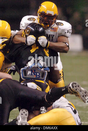 Jan 15, 2005 ; San Antonio, TX, USA ; à l'ouest de secondeur PHILLIP DILLARD (Jenks, OK) met le kaibash sur JASON running back in GWALTNEY (14) dans la deuxième moitié de l'Armée américaine à l'Alamodome All-American Bowl. Banque D'Images