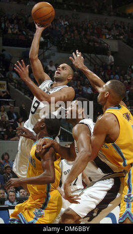 Jan 29, 2005 ; San Antonio, TX, USA ; Tony Parker trouve une couture pour tirer sur les frelons dans la première moitié de la SBC Center. San Antonio a gagné le match 93-83. Banque D'Images