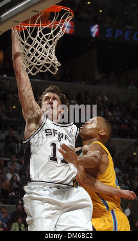 Jan 29, 2005 ; San Antonio, TX, USA ; BRENT BARRY tire une faute contre P.J. BROWN comme les éperons garder New Orleans at bay dans la première moitié de la SBC Center. San Antonio a gagné le match 93-83. Banque D'Images