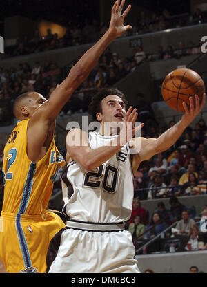 Jan 29, 2005 ; San Antonio, TX, USA ; MANU GINOBILI passe sous l'avant de la Nouvelle Orléans P.J. BROWN pour deux dans la seconde moitié de la SBC Center. San Antonio a gagné le match 93-83. Banque D'Images