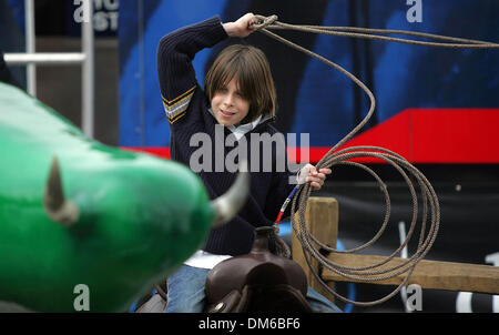 Feb 04, 2005 ; San Antonio, TX, USA ; Erik Wisloff, 12, les tentatives de corde un ''jalapeno steer'' à l'Allure Trailgating Ranch sur le terrain de la San Antonio Stock Show and Rodeo le vendredi 4 février. L'année 2005. Aujourd'hui marque l'ouverture des 16 jours de l'événement. Banque D'Images