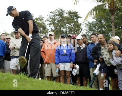 Mar 03, 2005 ; Miami, FL, USA ; Tiger Woods hits son second coup de la galerie à la dixième trou du championnat à Doral, durant le premier tour jeudi 03 mars 05, à Miami. Woods a terminé sept en vertu de l'al. Banque D'Images