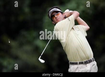 Mar 04, 2005 ; Miami, FL, USA ; BILLY ANDRADE regarde son coup de départ sur le 13e trou, un par 3. Banque D'Images