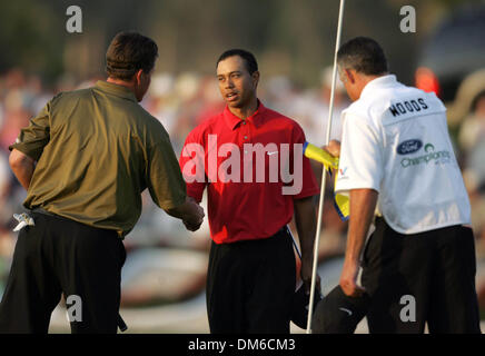 Mar 06, 2005 ; Miami, FL, USA ; PHIL MICKELSON, serre la main avec Tiger Woods Woods après un AVC la victoire. Banque D'Images