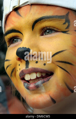 Mar 06, 2005 ; Miami, FL, USA ; CAITLYN HEELAN de Coral Springs montres que Tiger Woods passe par le 14e trou. Banque D'Images