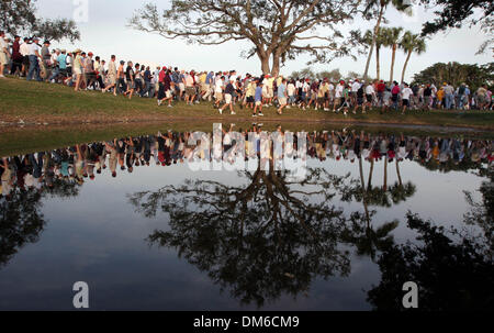 Mar 06, 2005 ; Miami, FL, USA ; Fans bousculade pour la position à la 17e boîte de pièce en t comme Phil Mickelson et Tiger Woods jouer leurs deux derniers trous. Banque D'Images