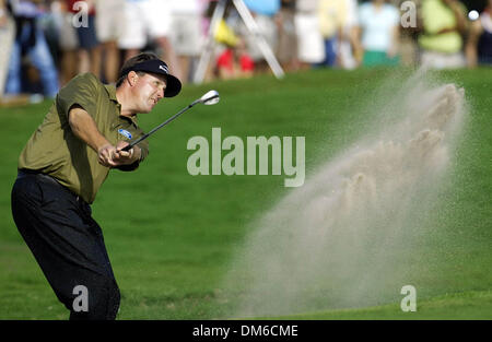 Mar 06, 2005 ; Miami, FL, USA ; PHIL MICKELSON hits hors de la fosse de sable sur le dixième du championnat vert at Doral, durant la ronde finale dimanche 06 mars 05, à Miami. Banque D'Images