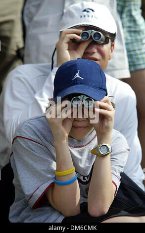 Mar 06, 2005 ; Miami, FL, USA ; Fans suivre de près ce qui se passe entre Tiger Woods et Phil Mickelson au cours de la ronde finale du championnat à Doral, dimanche 06 mars, 05, à Miami. Banque D'Images