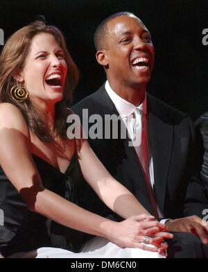 Mar 06, 2005 ; San Antonio, TX, USA ; l'ancien joueur des Spurs SEAN ELLIOTT et sa femme Claudia ZAPATA rire comme Elliott numéro 32 jersey est a pris sa retraite à la SBC Center. Banque D'Images