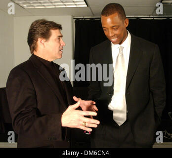 Mar 06, 2005 ; San Antonio, TX, USA ; gouverneur Rick Perry parle avec l'ancien Spurs player SEAN ELLIOTT à la SBC Center pendant la mi-temps. Numéro d'Elliott est être à la retraite ce soir. Banque D'Images