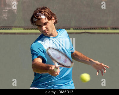 Mar 10, 2005 ; Indian Wells, CA, USA ; APT tennis pro roger FEDRER sur la pratique du tribunal pendant le 2005 Pacific Life Open à l'Indian Wells Tennis Garden. Banque D'Images