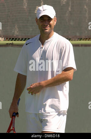 Mar 10, 2005 ; Indian Wells, CA, USA ; APT pro tennis Andre Agassi sur la pratique du tribunal pendant le 2005 Pacific Life Open à l'Indian Wells Tennis Garden. Banque D'Images