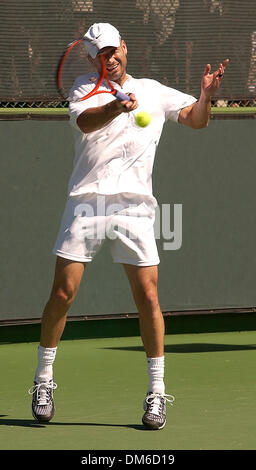 Mar 10, 2005 ; Indian Wells, CA, USA ; APT pro tennis Andre Agassi sur la pratique du tribunal pendant le 2005 Pacific Life Open à l'Indian Wells Tennis Garden. Banque D'Images