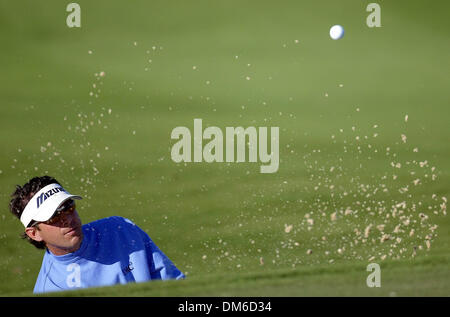 Mar 10, 2005 ; Palm Beach, FL, USA ; BILLY ANDRADE hits hors de la quatorzième bunker vert pendant le premier tour de la Classique Honda, le jeudi 10 mars 05, à Palm Beach Gardens. Andrade finir à trois sous la normale, cinq coups derrière Campbell. Banque D'Images