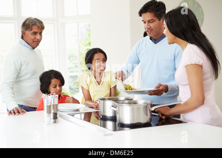 Cuisine familiale indienne Multi génération repas à la maison Banque D'Images