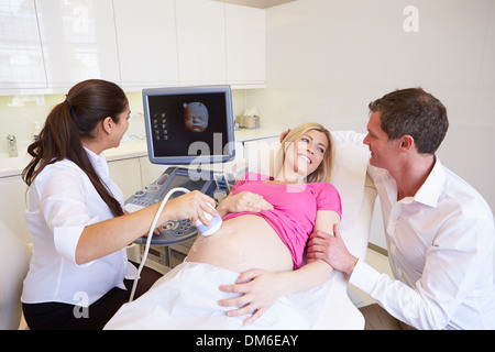 Femme enceinte et partenaire ayant Échographie 4D Banque D'Images