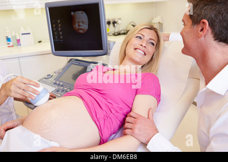 Femme enceinte et partenaire ayant Échographie 4D Banque D'Images