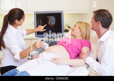 Femme enceinte et partenaire ayant Échographie 4D Banque D'Images