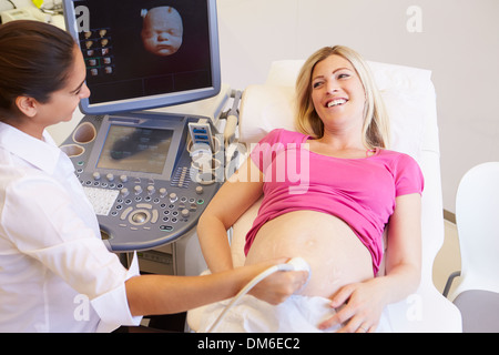 Femme enceinte ayant Échographie 4D Banque D'Images