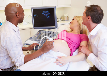 Femme enceinte et partenaire ayant Échographie 4D Banque D'Images