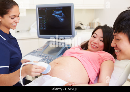 Femme enceinte et partenaire ayant Échographie 4D Banque D'Images