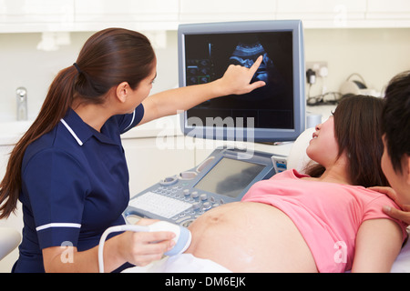 Femme enceinte et partenaire ayant Échographie 4D Banque D'Images