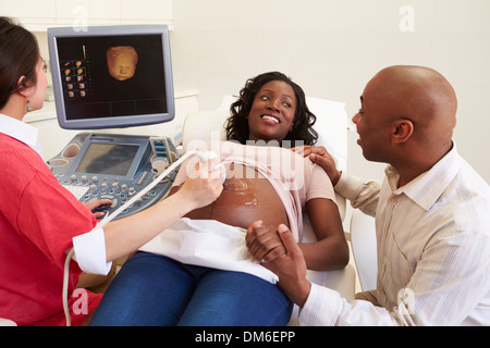 Femme enceinte et partenaire ayant Échographie 4D Banque D'Images