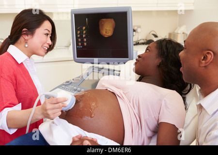 Femme enceinte et partenaire ayant Échographie 4D Banque D'Images