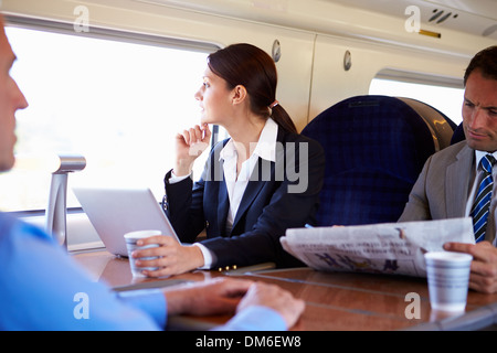 Businesswoman pour se rendre à son travail sur le Train and Using Laptop Banque D'Images