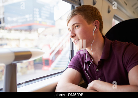 Jeune homme écoute de la musique sur Voyage en Train